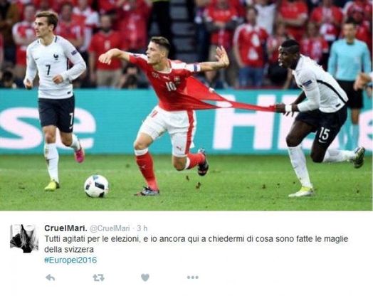 Europei 2016, sette maglie strappate durante Svizzera-Francia. L'ironia social: "Sono fatte di cartone?"