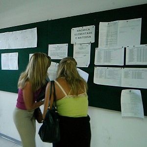 Scuola, svolta sui precari: subito l'assunzione per 100 mila insegnanti