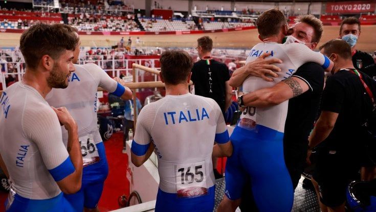Ciclismo su pista, Ganna trascina l'Italia all'oro nell'inseguimento: titolo olimpico dopo 61 anni