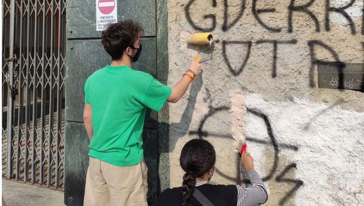 Festa della Liberazione, gli studenti cancellano le scritte neofasciste davanti alle scuole