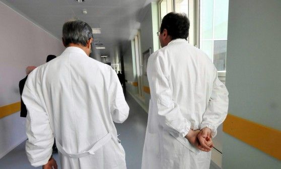 Muore per un mal di pancia dopo un giro tra ospedali