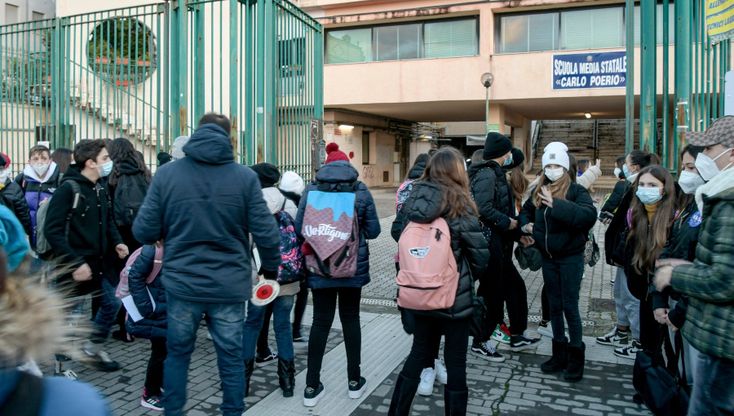 Scuola, a Napoli polizia municipale all'ingresso per evitare assembramenti