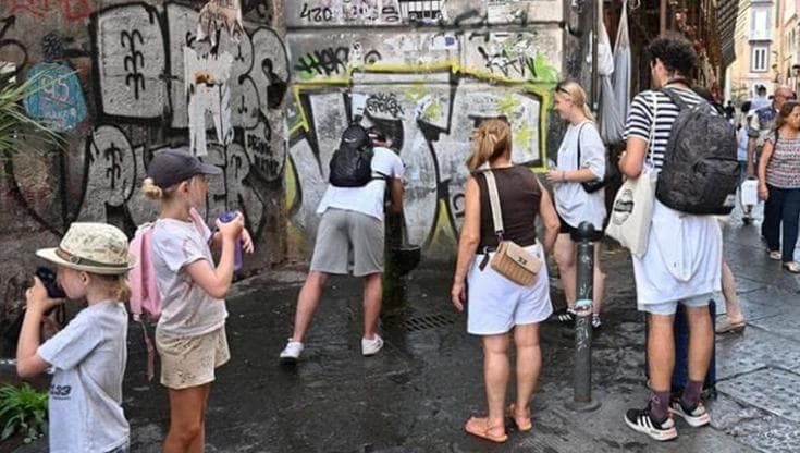 Caldo e afa, Napoli boccheggia: in aumento accessi ai pronto soccorso. Le raccomandazioni ai fragili