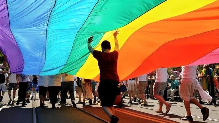 “Mi hanno preso a schiaffi per uno zaino arcobaleno, servono sanzioni contro le aggressioni omofobe”