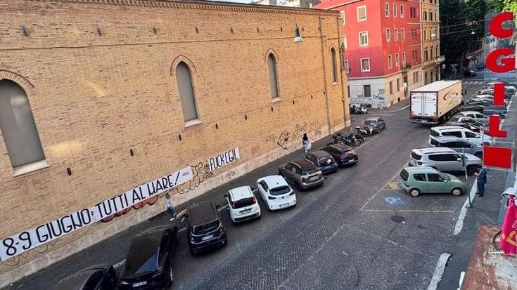 “L’8 e 9 giugno tutti al mare”: lo striscione davanti alla sede Cgil. Il sindacato: “Hanno paura”