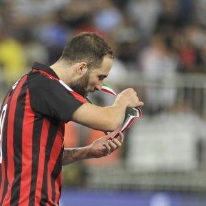Milan, Higuain non convocato. Finita l'avventura del Pipita in Italia