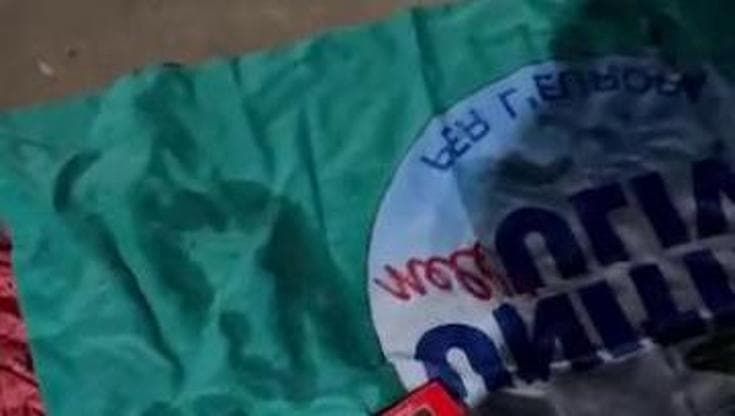 Il video dei ragazzi che incendiano le bandiere della sinistra e un libro di Gramsci