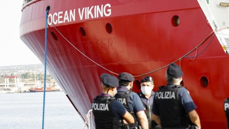 Migranti, l'Italia prova a convincere Parigi e Ue: "È a rischio la sicurezza"