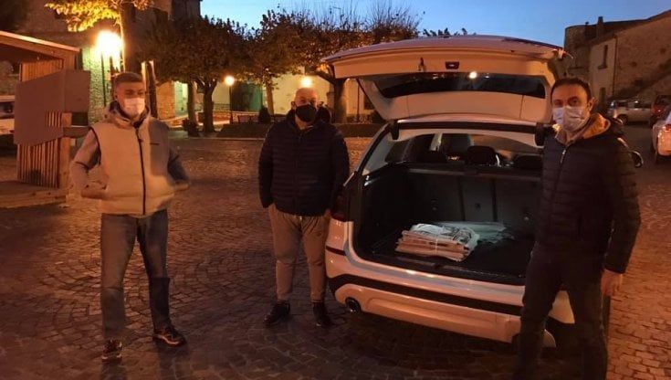 Umbria, il sindaco che porta i giornali all'alba per salvare il paese