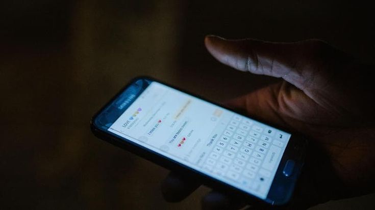 Dai contatti su Grindr alle rapine. “Paga o sveliamo che sei un gay”. La banda condannata a 29 anni