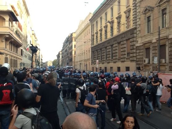 Corteo, tensione e lancio di bottiglie<br />davanti alla sede di CasaPound