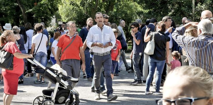 De Magistris inaugura "La Fattoria"