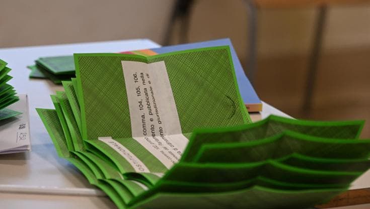 Boom di votanti al referendum: alle 23 l’affluenza è al 46%. Record al Nord, il Sud arranca
