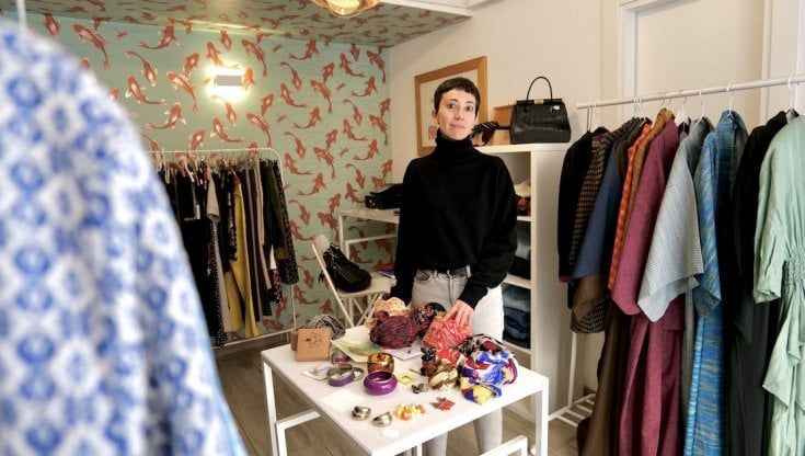 Bari, la boutique vintage organizza incontri tra le clienti per barattare abiti e accessori: "Vestirsi è una scelta politica"