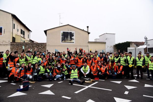 Prato, gli angeli del bello cinesi ripuliscono i muri di Chinatown