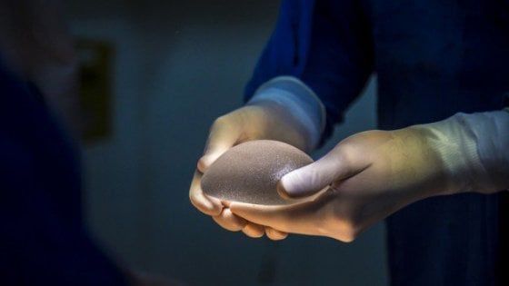 Usa, la Fda non vieterà l'uso delle protesi al seno considerate "poco sicure"