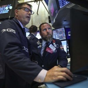 Piazza Affari in rosso nel D Day del governo, ma cala lo spread 