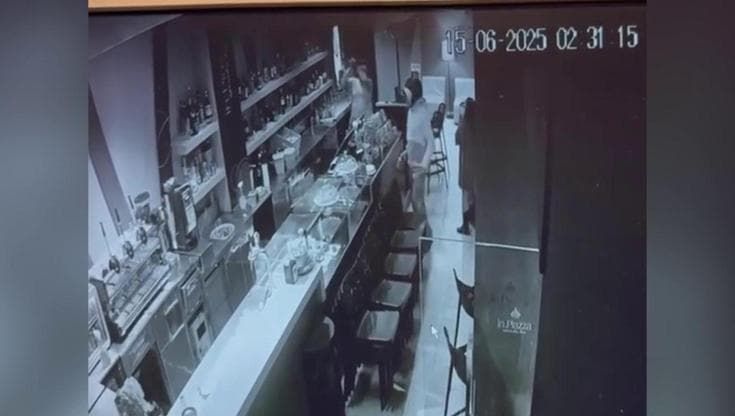 Rapinatore armato messo in fuga dal barista: arrestato un uomo a Salerno, tradito da un tatuaggio