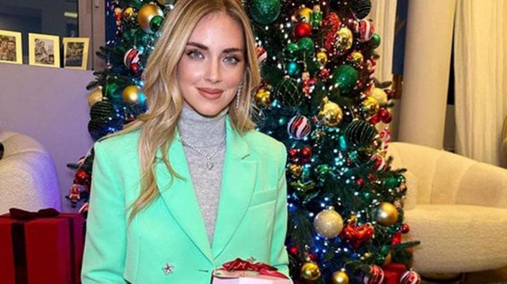 Caso Ferragni, l’influencer: “A disposizione per chiarire, risponderò solo alle autorità competenti”. Balocco al Codacons: “Pandori griffati più cari? Per incarto e polvere rosa”