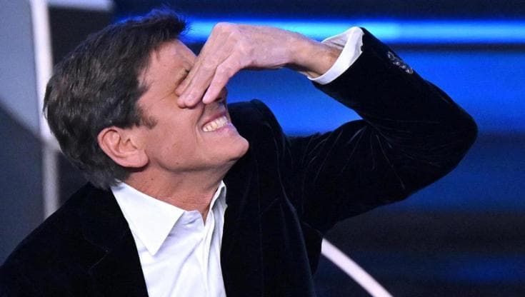Gianni Morandi omaggia Lucio Dalla e fa commuovere tutto l'Ariston