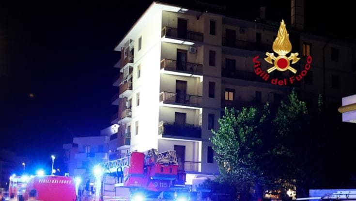 Incendio a Scandicci, evacuata palazzina di sei piani a Casellina