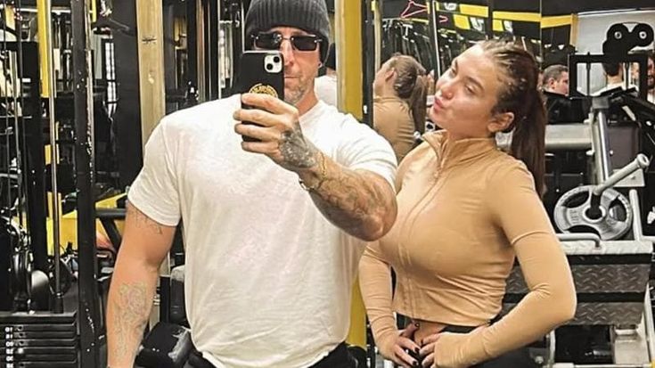 “Pesi 100 chili”. Chanel Totti vittima di body shaming, il personal trainer la difende: “Cattiverie”