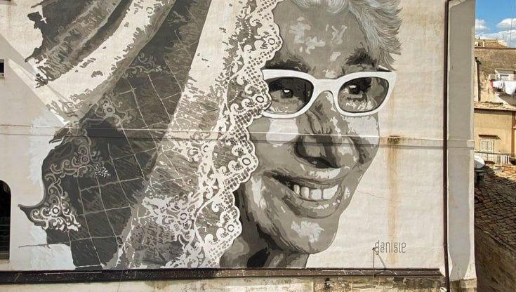 L'omaggio a Lina Wertmüller nella città del film 'I Basilischi' è un gigantesco murale nel cuore delle Murge