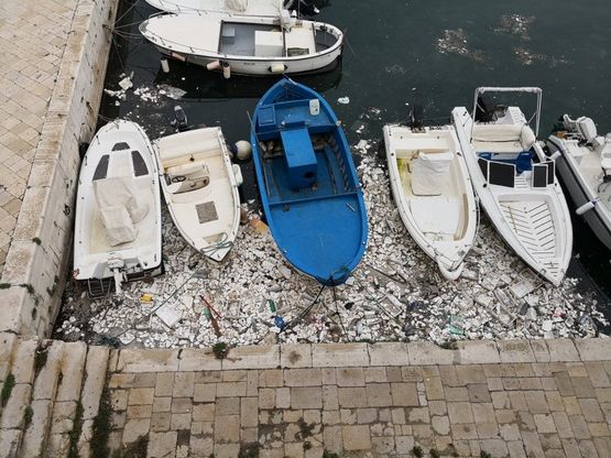 Un mare di polistirolo fra le barche del porto: la brutta cartolina di Gallipoli
