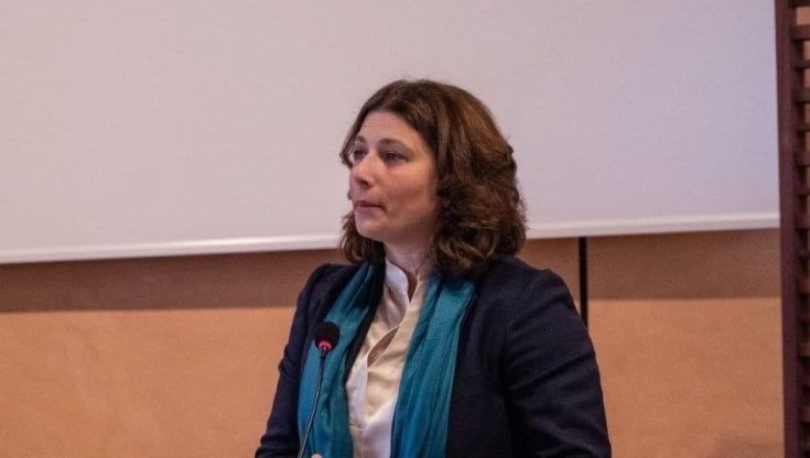La crociata della destra contro la maternità surrogata, Varchi (FdI): "Pratica abominevole, ecco la legge per renderla reato universale"