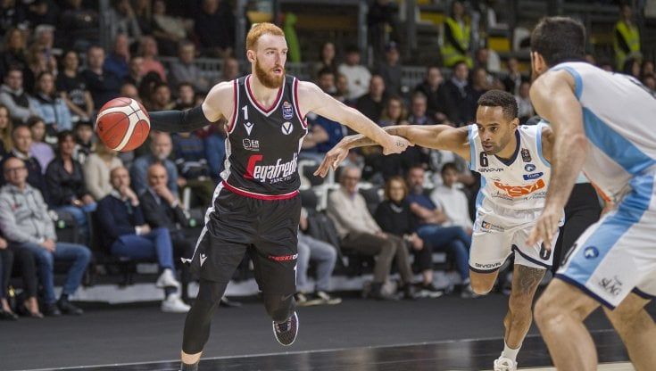 Serie A, la Virtus Bologna cade in casa con Napoli. Perde anche Tortona
