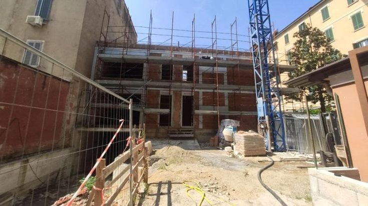 Il palazzo nel cortile di via Fauchè. I vicini in aula: “Allarmati dall’impatto del progetto”