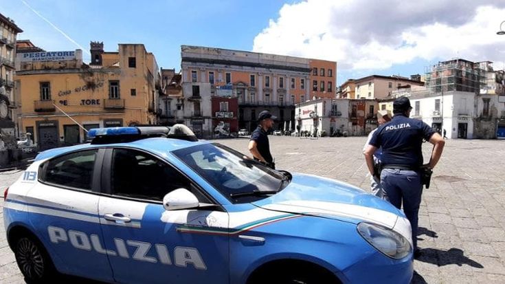 Napoli, “Se vuoi sparare, allora spara”. Ferito a 15 anni per una spinta