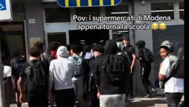 Assalto al discount dopo la scuola: 50 ragazzi saccheggiano l’MD. La sfida social postata nei video
