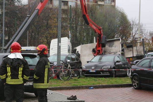 Milano, camion gru si ribalta: gli operai sulla pedana precipitano sulle auto in sosta