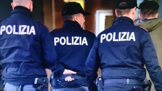 La musica dell'appartamento accanto è troppo alta, così accoltella i suoi vicini 
