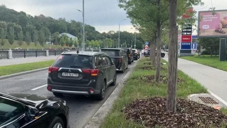 Russia, Mosca senza benzina dopo lo "stop" di Putin: lunghe code ai distributori ancora aperti