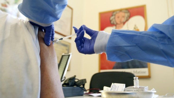 Vaccini, dopo l’avvio flop dei medici pronto l’accordo con le farmacie 