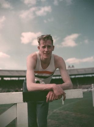 La storia in immagini di Roger Bannister, il primo uomo sotto i 4 minuti sul miglio