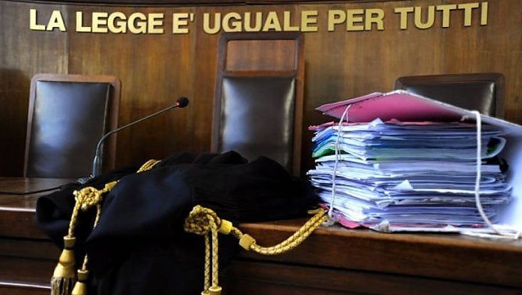 Torino, si salvano dall'incidente ma si intrappolano nelle maglie della giustizia