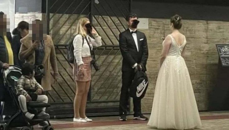 Sposi alla fermata della metro, la foto è virale: "Aspettando il treno fanno anche i 25 anni di matrimonio"