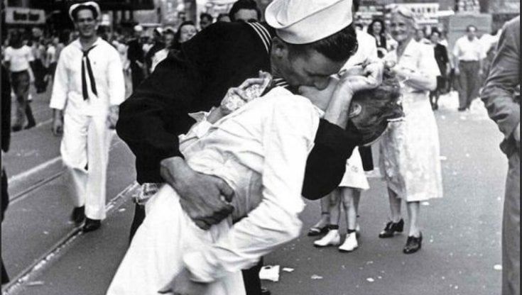 Monterosso, i bambini e le bambine delle elementari reinterpretano le foto più celebri per il calendario solidale