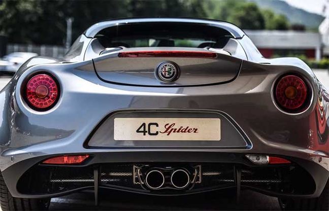 Alfa Romeo 4C, super raduno per la "Instant Classic"