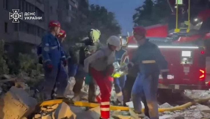 Kiev, colpito un condominio di civili: i medici soccorrono i feriti, la polizia evacua i residenti