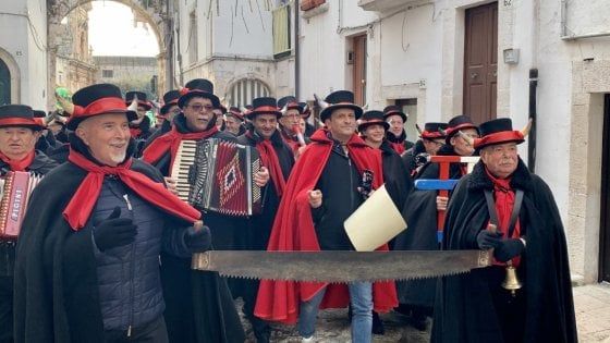 Putignano, a Carnevale il rito delle corna: l'onorificenza 2020 al comico Uccio De Santis