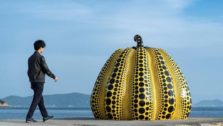 Nelle zucche di Yayoi Kusama risplende il senso dell’infinito