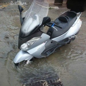 Bomba d’acqua a Potenza, salta tombino: un ferito