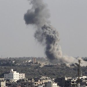 Gaza, razzi su Israele. Raid aerei sulla Striscia: uccise donna e bimba di 2 anni. Hamas: "Tregua sfumata"