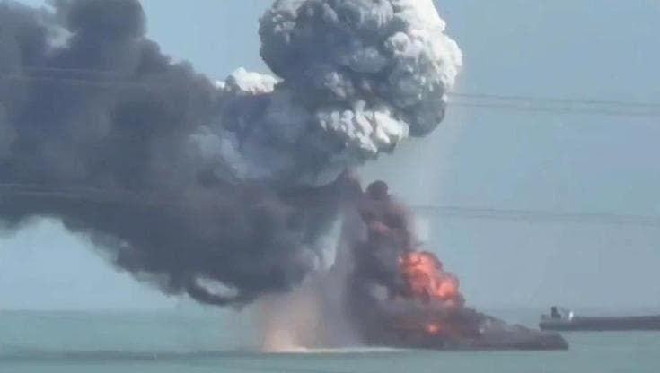 La Marina americana attacca nel Golfo: le immagini della nave iraniana in fiamme