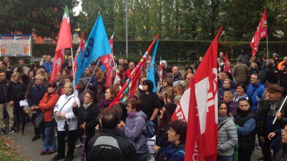 Cerve, in centinaia bloccano via Mantova: "Basta silenzio"