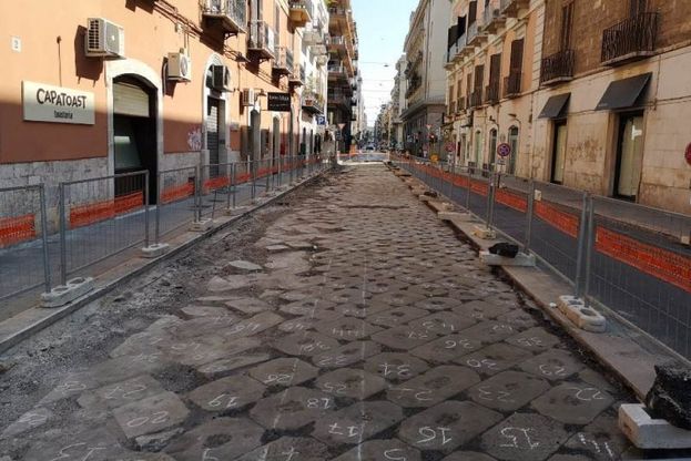 Bari, in centro spuntano le antiche basole: scoperte durante gli scavi per il gas. "Le useremo"